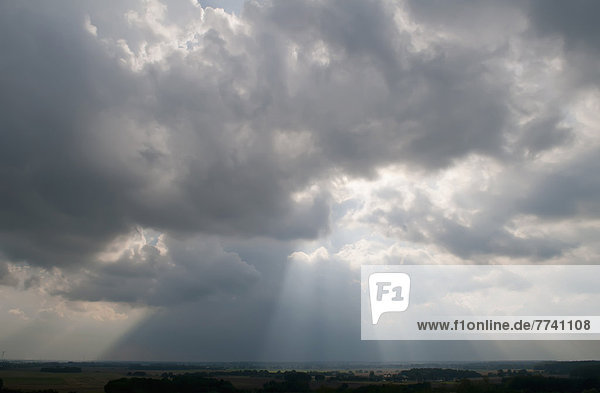 Polen  Blick auf dunkle Regenwolken über der Ostsee bei Gaski