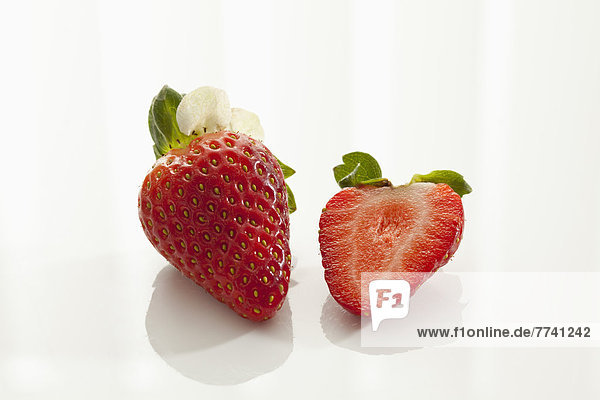 Erdbeeren auf weißem Grund  Nahaufnahme
