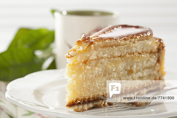 Teller Milano Cake und Tasse Kaffee im Hintergrund Nahaufnahme