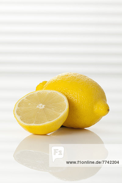 Ganze und halbierte frische Zitrone  Nahaufnahme