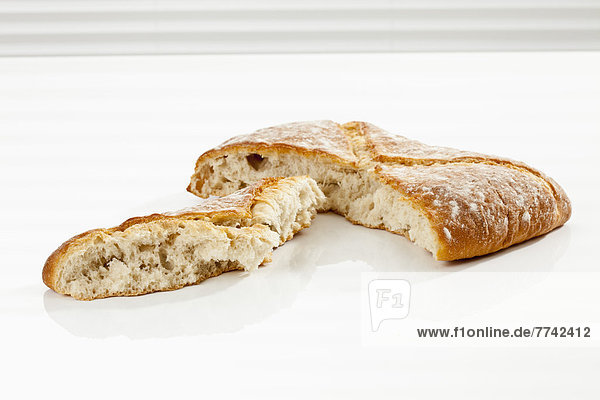 Weißbrotscheibe auf weißem Grund Nahaufnahme