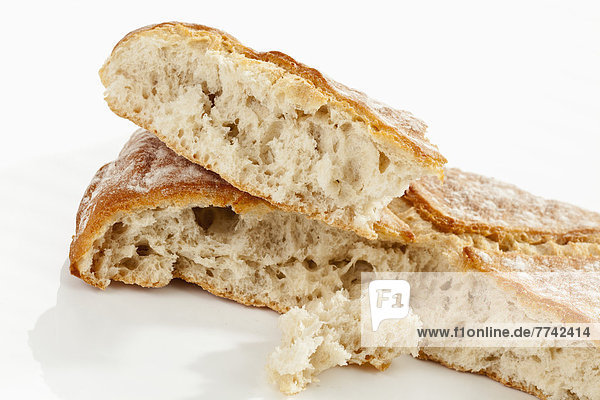Weißbrotscheibe auf weißem Grund Nahaufnahme
