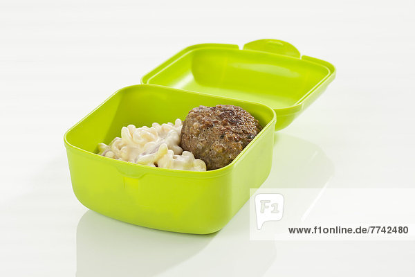 Nudelsalat mit Fleischklößchen in der Lunchbox  Nahaufnahme