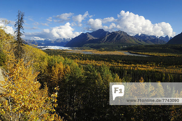 USA  Alaska  Blick auf Matanuska Valley und Gletscher  Chugach Mountains im Hintergrund
