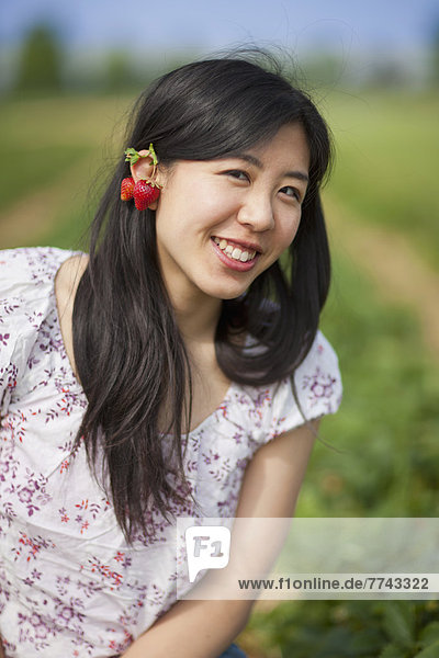 Junge Japanerin mit Erdbeer-Ohrringen