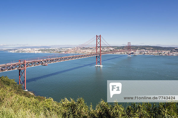 Portugal  Lissabon  Blick auf die 25 de Abril Brücke am Tejo