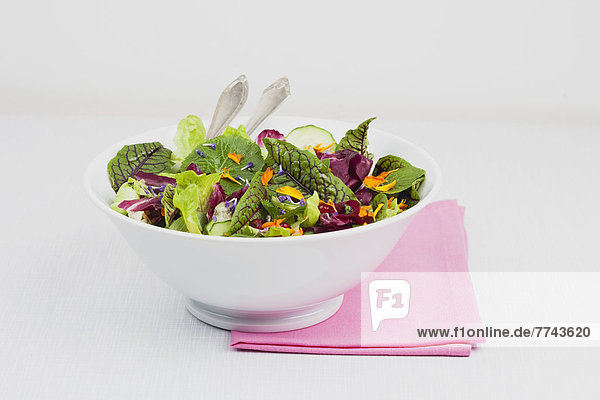 Schale mit frischem Salat auf weißem Hintergrund  Nahaufnahme