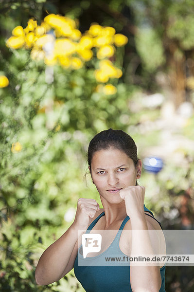 Österreich  Salzburg  Junge Frau posiert im Garten  Portrait