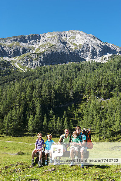 Österreich  Salzburg  Familie beobachtende Berge am Altenmarkt Zauchensee