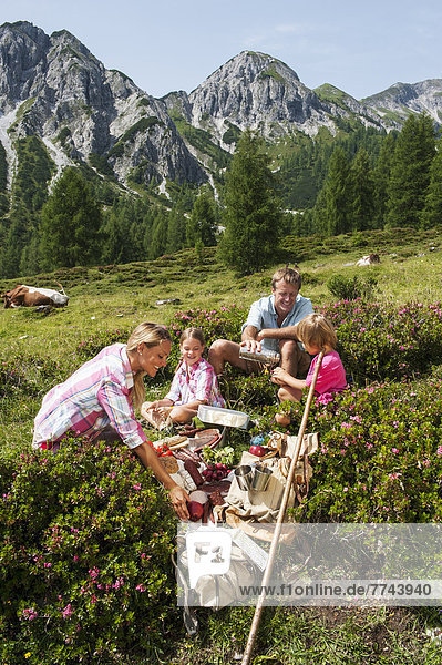 Österreich  Salzburg  Familie beim Picknick in den Bergen
