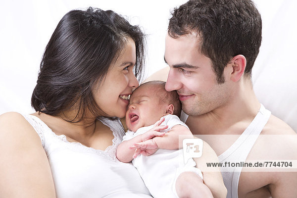 Eltern mit Babyjunge  lächelnd