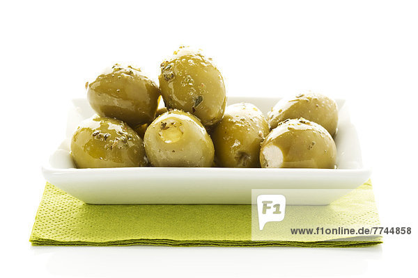 Oliven gefüllt mit Käse auf dem Teller  Nahaufnahme