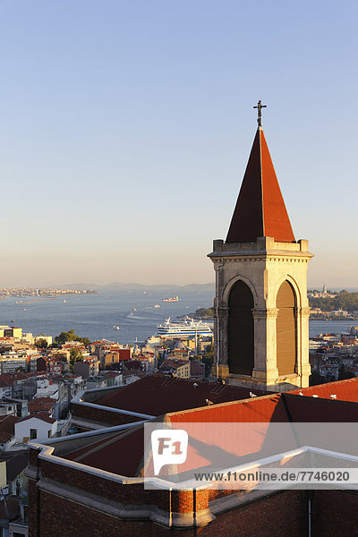 Türkei  Istanbul  Stadtansicht mit Basilika St. Antonius