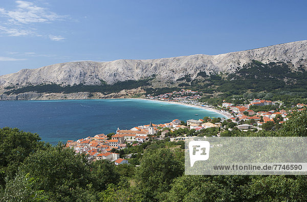 Kroatien  Blick auf die Insel Krk in der Stadt Baska