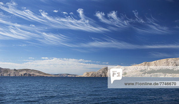 Kroatien  Cirruswolke über dem adriatischen Meer auf der Insel Krk