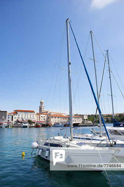 Kroatien  Krk  Blick auf Boote im Hafen