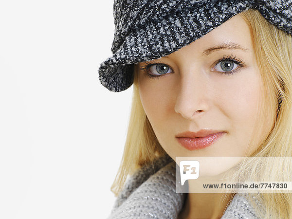 junge Frau junge Frauen Portrait grau Mütze Kleidung