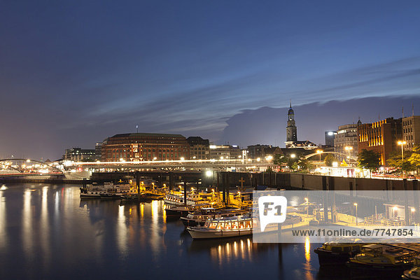 Der Binnenhafen mit der Kirche Sankt Michaelis in der Abenddämmerung