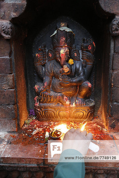 Mann am Altar  Dwarika Hotel  Kathmandu  Nepal  Asien