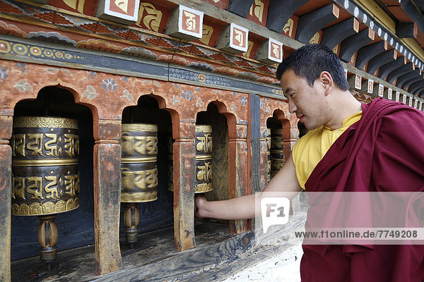 Mönch bei den Gebetsmühlen  Changangkha Lhakhang  Thimphu  Bhutan  Asien