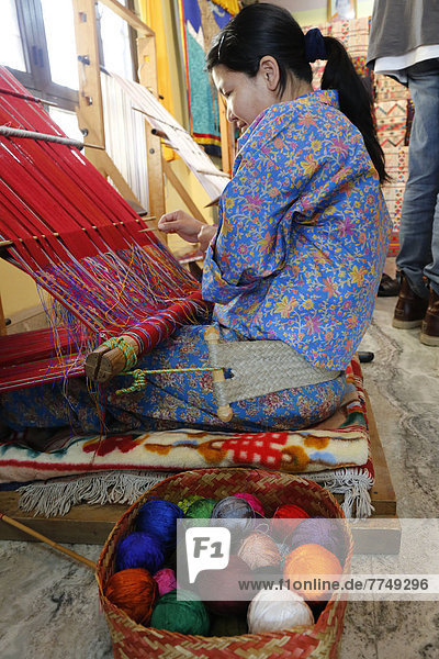 Frau sitzt am Webrahmen  Paro  Bhutan  Asien