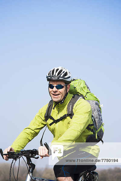 Fröhlicher Mann bei einer Fahrradtour