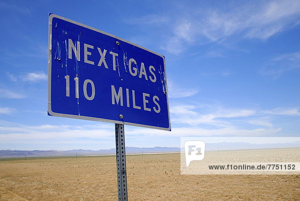 Strassenschild Next Gas 110 Miles an der Nevada State Route 375