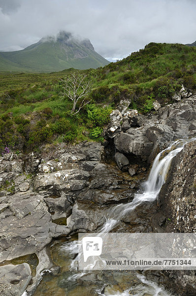 Sgurr Nan Gillean from Sligachan  Wasserfälle in einer Gebirgslandschaft