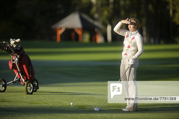 Frau  41 Jahre  spielt Golf auf Golfplatz
