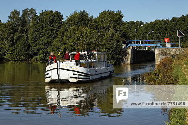 Hausboot auf dem Canal des Vosges  früher Canal de l?Est  Schleusentreppe von Golbey mit 15 Schleusen