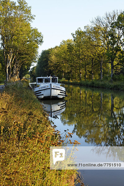 Hausboot auf dem Canal des Vosges  früher Canal de l?Est  bei PK 100 5  Abendstimmung