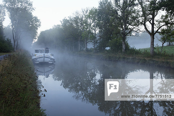 Hausboot auf dem Canal des Vosges  früher Canal de l?Est  Übernachtungsplatz bei PK 100 5  mit Morgennebel