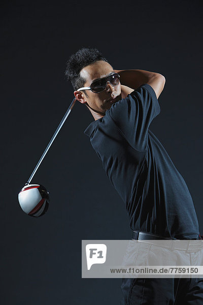 schaukeln  schaukelnd  schaukelt  schwingen  schwingt schwingend  Portrait  Golfspieler