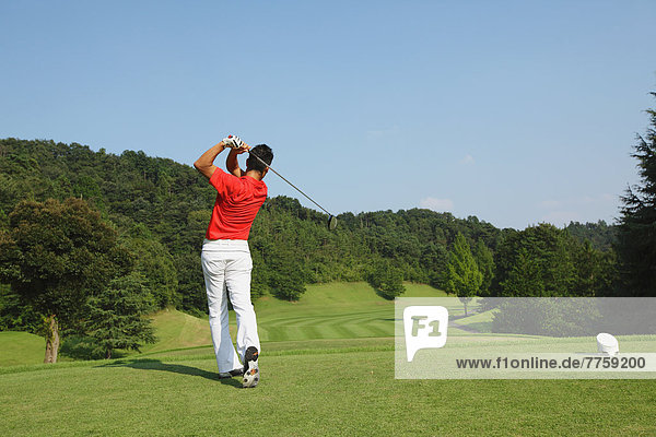 Golfer geschwungen Club