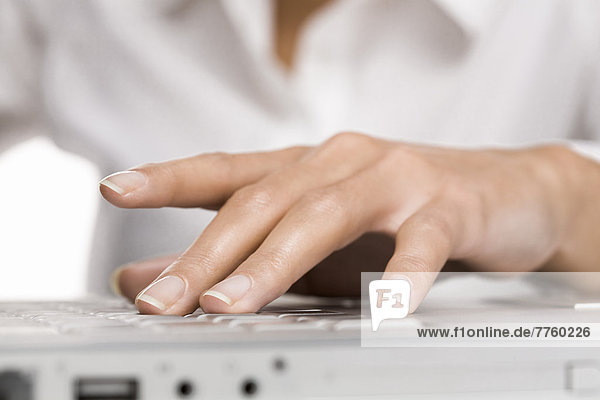 Frauenhand auf einem Laptop