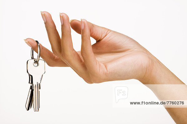 Frauenhand mit Schlüsseln
