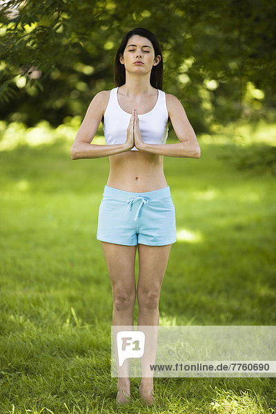 Frau  die Yoga praktiziert  im Freien
