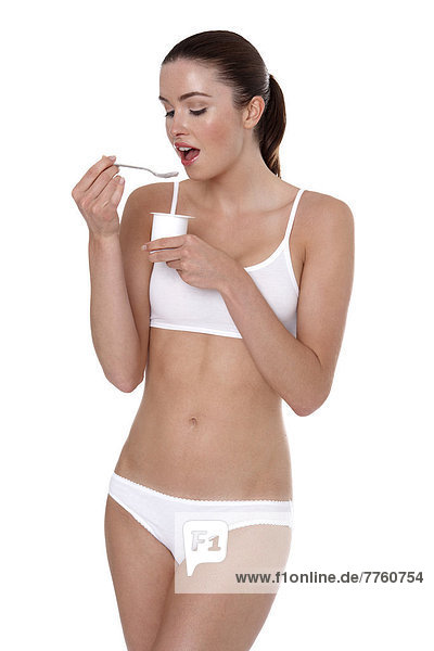 Frau in Unterwäsche mit Joghurt