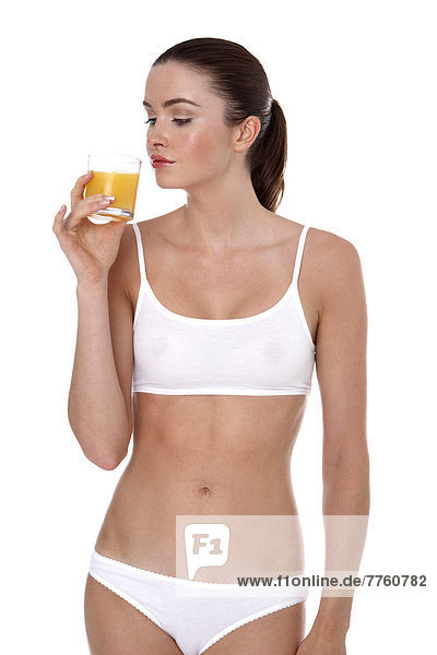 Frau in Unterwäsche  Fruchtsaft trinkend