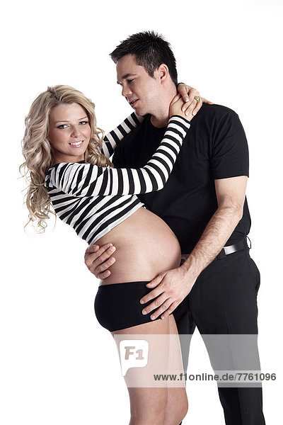 Schwangere Frau und Mann umarmend