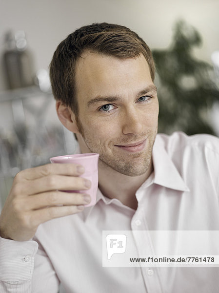 Lächelnder Mann mit Kaffeetasse