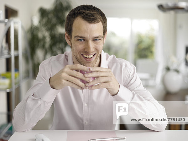 Lächelnder Mann mit Kaffeetasse