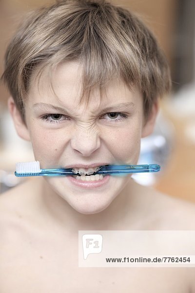 Frankreich  Junge mit Zahnbürste