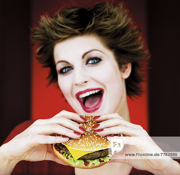 Portrait lächelnde Frau beim Hamburgeressen