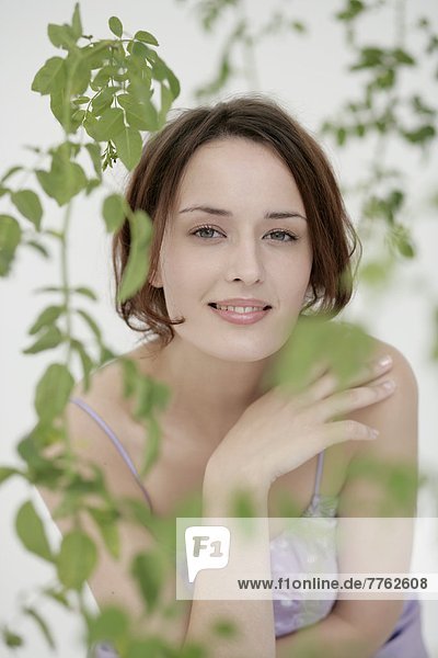 Porträt einer Frau mit Pflanzen