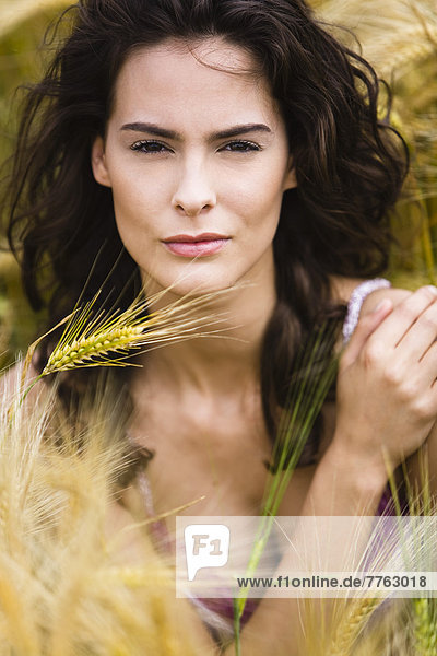 Porträt einer jungen Frau im Weizenfeld