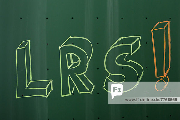 LRS  für Lese-Rechtschreib-Schwäche  mit Kreide auf Schultafel geschrieben
