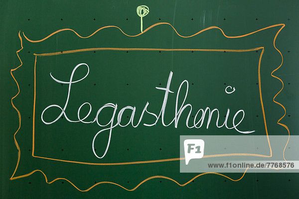 '''Legasthenie'' mit Kreide auf Schultafel geschrieben'
