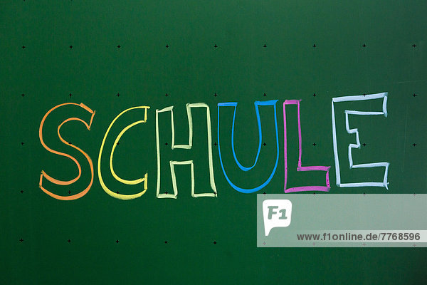 '''Schule''  mit Kreide auf Schultafel geschrieben'
