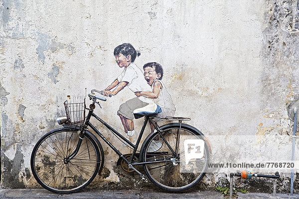 Wand Wohnhaus frontal streichen streicht streichend anstreichen anstreichend Fahrrad Rad Street-Art Straßenkunst